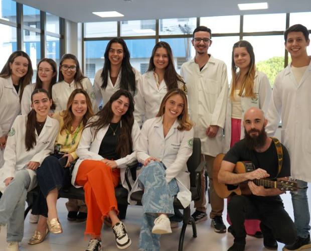 Acad�micos de Medicina da Univ�s formam coral para cantar para pacientes do CHSL